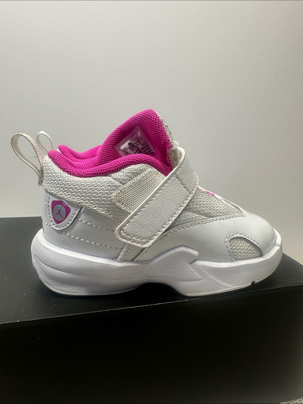 Jordan Max Aura 6 White/Fire Pink Shoes Sneakers Toddler size 6
